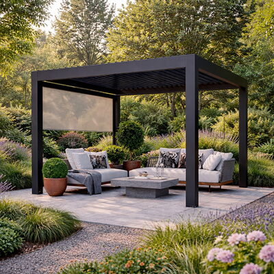 Freistehende Pergola mit Sonnenschutz an einer Seite