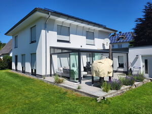 Blick auf einen Kaltwintergarten integriert und mit Zusätzlichen Blecharbeiten verbunden und abgedichtet, Front und eine Seite  hat Glasschiebeelemente